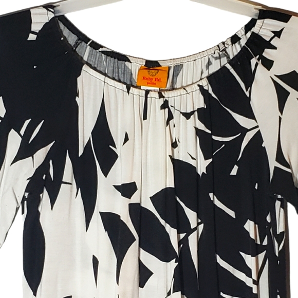 Ruby Rd women's PS black/white floral print pullover blouse. 885 - Picture 2 of 5